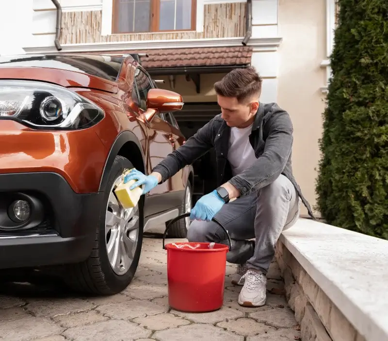 Lavage auto à domicile Grand-Auverné : professionnel intervenant sur un véhicule